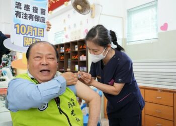 陳光復與鄉親一同接種疫苗　呼籲符合資格民眾踴躍施打「左流右新」