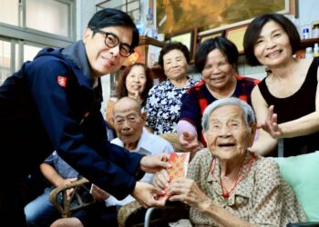 重陽佳節!陳其邁訪百歲人瑞夫妻 賀福壽雙全