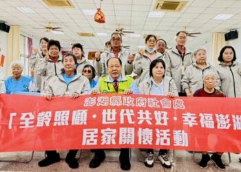 陳光復慰勉東文社區服務志工  贈保暖外套傳遞冬日暖意