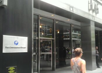 美國消費者信心連降  政府「停擺」與通膨成最大憂慮