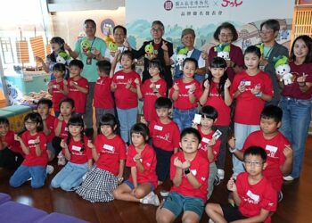 在遊戲中學習英語並聆聽故宮文物故事 百年故宮跨界英語教育 聯名教材首度登場