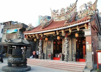 蘆竹五福宮奇觀「使者公蛇洞」供養錦蛇