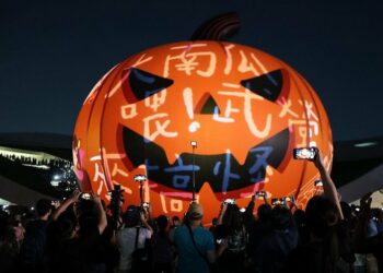 22公尺巨型南瓜點亮衛武營!2025年高雄萬聖節「大南瓜」360度燈光秀開演