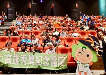 包廳請員工看電影過萬聖節 高雄秀傳傅尹志院長:員工是醫院最珍貴資產!