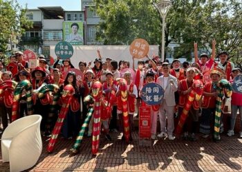 華山拐杖節鳳凌廣場登場 111位學生快閃拐杖舞傳愛助老