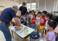 食農教育  幼稚園兒童的祖父示範魚丸製作