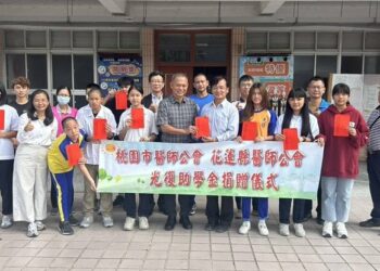 桃園花蓮兩醫師公會攜手送暖 助學金助光復受災學童  專注學業重拾笑顏