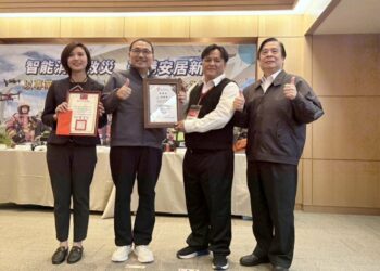 這一抱  讓全車安靜了─ 暖心駕駛林榮新 善舉撼動人心