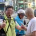 追垃圾車拜票 左楠區市議員參選人薛兆基用腳步傾聽民意