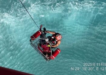 花蓮象鼻岩ㄧ名女子落海 空勤吊掛分隊成功吊掛後送