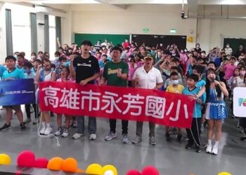 台鋼天鷹啦啦隊球員「校園出任務」首站永芳國小   受到師生熱烈歡迎