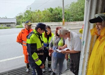 鳳凰颱風逼近　新城警分局撤離鄉親守護安全