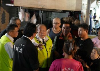 陳光復前往北辰市場視察火災災損 指示全力復原供電、協助攤販恢復營業