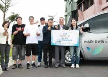把愛開進花蓮 曾寶儀捐車助長者安心生活