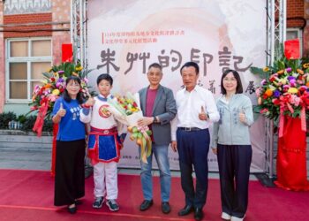 朱艸的印記-施永華書法家用誠意真摯書寫台灣話,鹿草墨香傳情