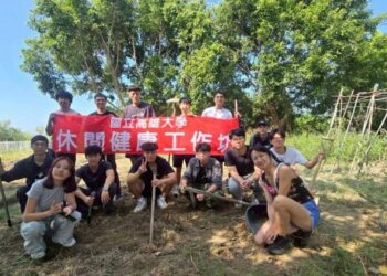 高雄大學推動食農教育 運健休系副教授莊淑姿 「從土地到餐桌」帶領學生闢田耕種