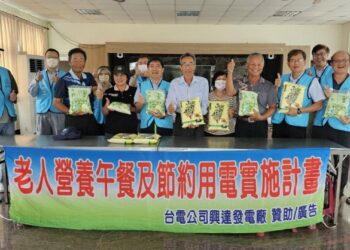 興達電廠愛心送暖：洪廠長率志工隊致贈白米，關懷永安長者營養午餐