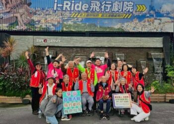 華山百歲長者體驗沉浸式飛行劇場  暢遊台灣美景