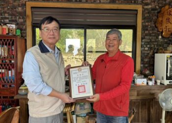 高雄阿蓮天聖宮扶助弱勢學子 捐贈榮民遺孤認養金