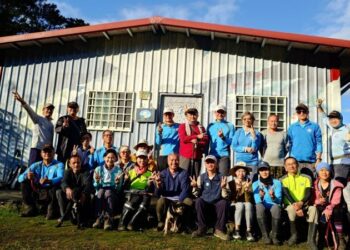 太魯閣保育志工攜手在地族人  秋季淨山除蔓！