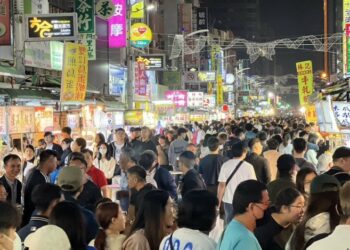 高雄寵粉應援！演唱會經濟再發威 湧18萬人潮 夜市擠爆至凌晨 產值衝5億