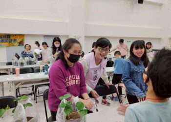 草莓盆栽DIY食農教育從小扎根 嘉義太保市公所『魅』力學堂開課