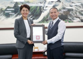 維瓦第捐贈血壓計 許淑華縣長頒感謝狀