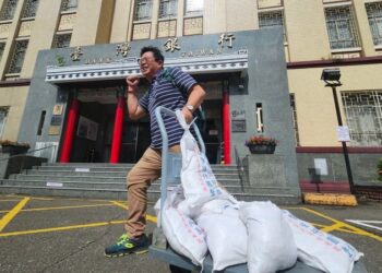 薛兆基推滿袋硬幣走出臺銀 親自製作馬年紅包吸睛亮相