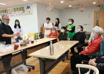 一勺冰淇淋好暖心　駱師傅十年傳愛門諾　七旬嬤連吃三杯綻笑顏