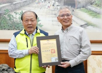 陳光復頒贈海管處長徐韶良榮譽縣民證 感謝推動海洋保育貢獻