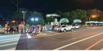 屏女公園路旁  造型榕樹修剪夠美了  竟然還「畫龍點睛」？