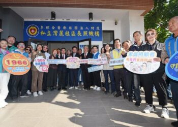 苗栗苑裡鎮灣麗日照中心揭牌 衛福部次長與縣長參觀設備高歌同樂