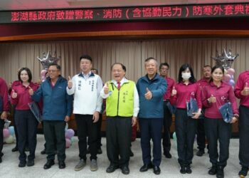 澎縣府致贈1,900件防寒外套 陳光復:感謝警消與協勤民力守護鄉親安全