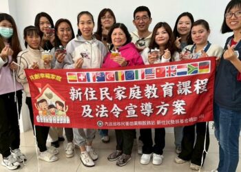 歡慶聖誕月 苗栗移民署與新住民手作浮油花