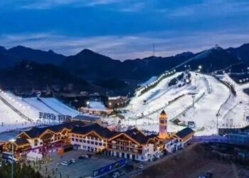 北京13家滑雪場全面開板 冰雪季掀起運動熱潮