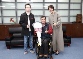 許淑華縣長感謝中華耆幼關懷協會捐贈本縣復康巴士