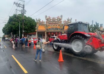 農機上路清洗做得好，道路乾淨騎士更安全！屏東縣農業機械上路必須清洗車輛