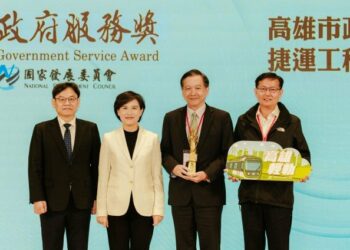 國家級肯定！高雄輕軌榮獲「政府服務獎」 串聯城市「點」與「圓」：交通新美學與全齡共融的典範