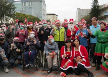 小天使報佳音溫暖縣府廣場　陳光復化身聖誕老公公傳遞祝福與關懷