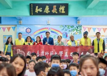 小港國小攜手台師大校友會聖誕揭牌 重塑「禮義廉恥」核心價值