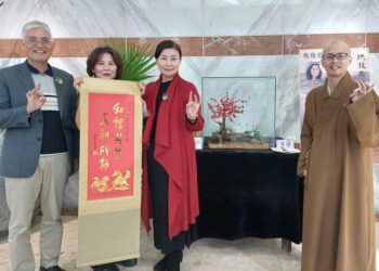 南華大學樂齡之光「禪心纏花」作品展　洪銀霜實踐人生藝術青春夢