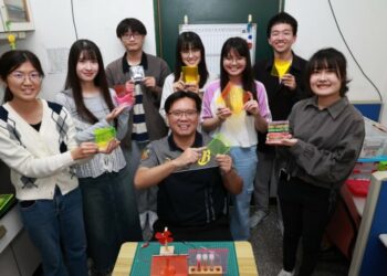 窗戶也能發電？高雄大學助理教授陳泓政把光「轉個彎」 讓透明建材成為新一代太陽能系統