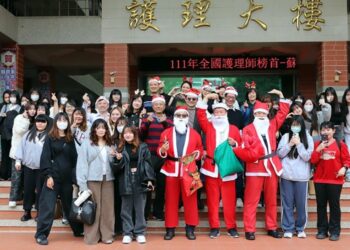 中華醫大迎接聖誕節　主管扮聖誕老人和麋鹿群散播歡樂