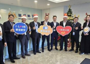 華信航空舉辦聖誕節義賣會  送愛心到偏鄉學童