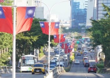 迎接2026新年序幕！台中國旗旗海齊揚 行憲紀念日、元旦雙節同慶　城市風貌煥然一新