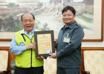 澎湖後指部指揮官張勝瑋榮調  陳光復頒發榮譽縣民證表彰貢獻