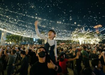 聖誕樹本週日熄燈倒數！ 高雄聖誕生活節吸引破百萬人潮  新堀江人潮再現