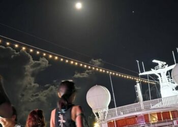 月亮 木星接近 在大海中所見是這個樣子