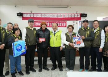 耕心慈善會寒冬送暖 陳光復關懷澎南弱勢家庭傳遞溫情