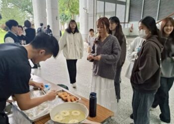 慈大經管系學生擺攤做生意  驗證流通管理所學